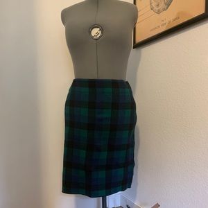 Plaid skirt w/ elastic band Size L